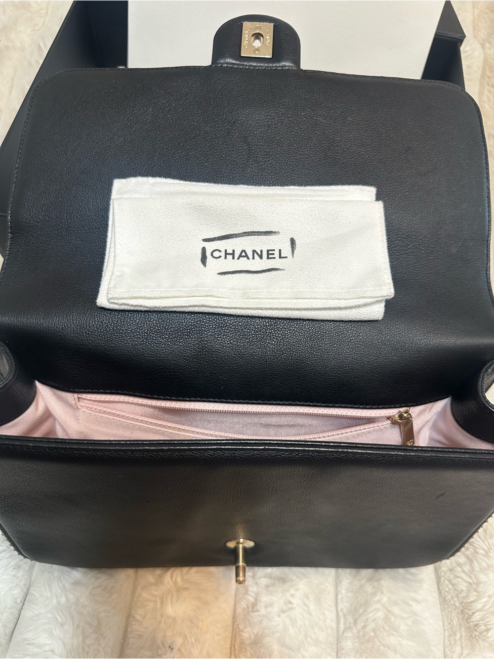 CHANEL Black Quilted Leather Shoulder Bag with Gold Chain - Picture 3 of 4